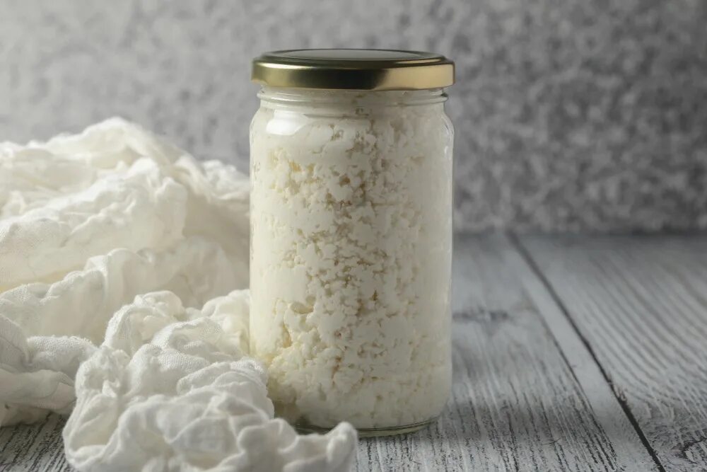 Приготовление козьего. Продукты из козьего молока. творог из козьего молока. творог в стекле. детский творожок из козьего молока.