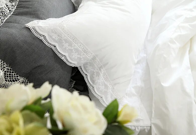 Невеста постель. Постельное белье с кружевом. Свадебное постельное белье. Постельное белье нарядное невестам. Белый пододеяльник с рюшами.