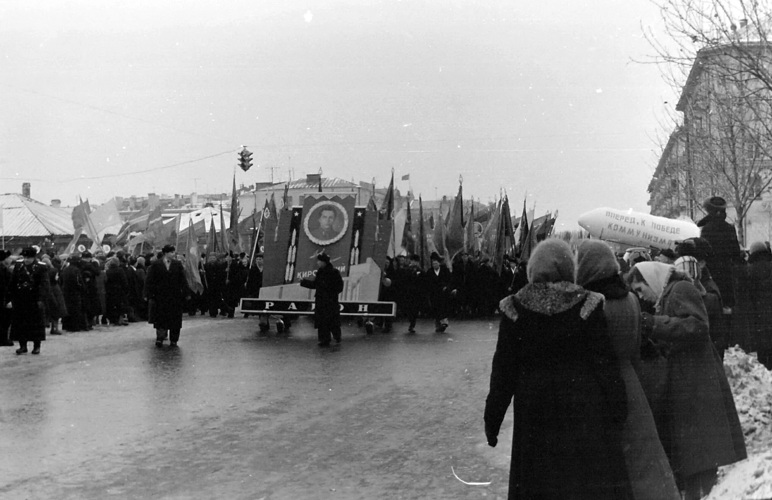 красноармейская улица демонтаж трамвая. ноябрь 1960. 26 октября 1960 года газета. ноябрь 1960. демонстрация 7 ноября 1967 года в москве.