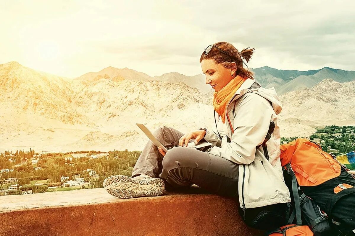 Мужчина в путешествии. Интересные путешествия. Парень с рюкзаком. Become the traveler. Пара на вершине горы.