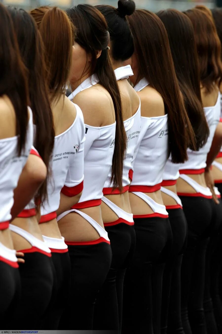 Стринги в школе. Торчат трусы в школе. Девушки в стрингах в школе. Красивые попки в классе. Девушки в стрингах в школе.