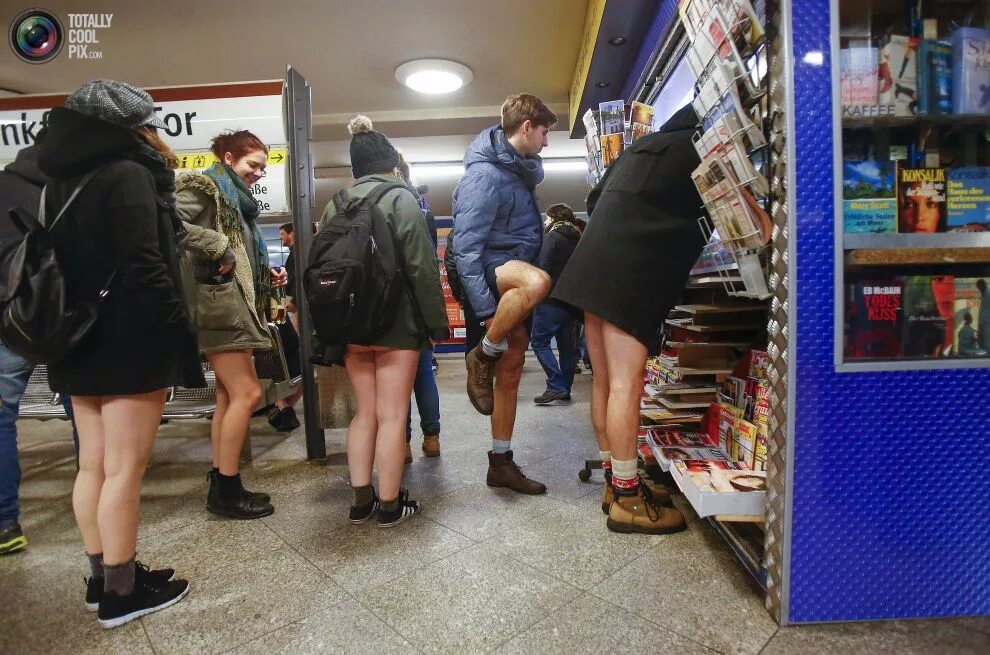 В метро без штанов. Без штанов в магазине. В метро без штанов 2016. Штаны без человека.