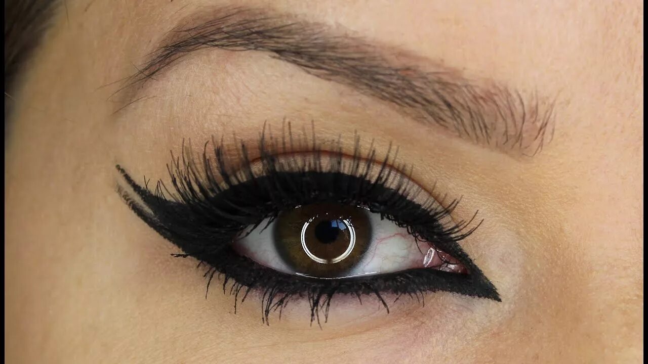 Black eyeliner. Айлайнер стрелки. Интересные стрелки на глазах. Макияж стрелки на глазах. Чёрные стрелки на глазах.