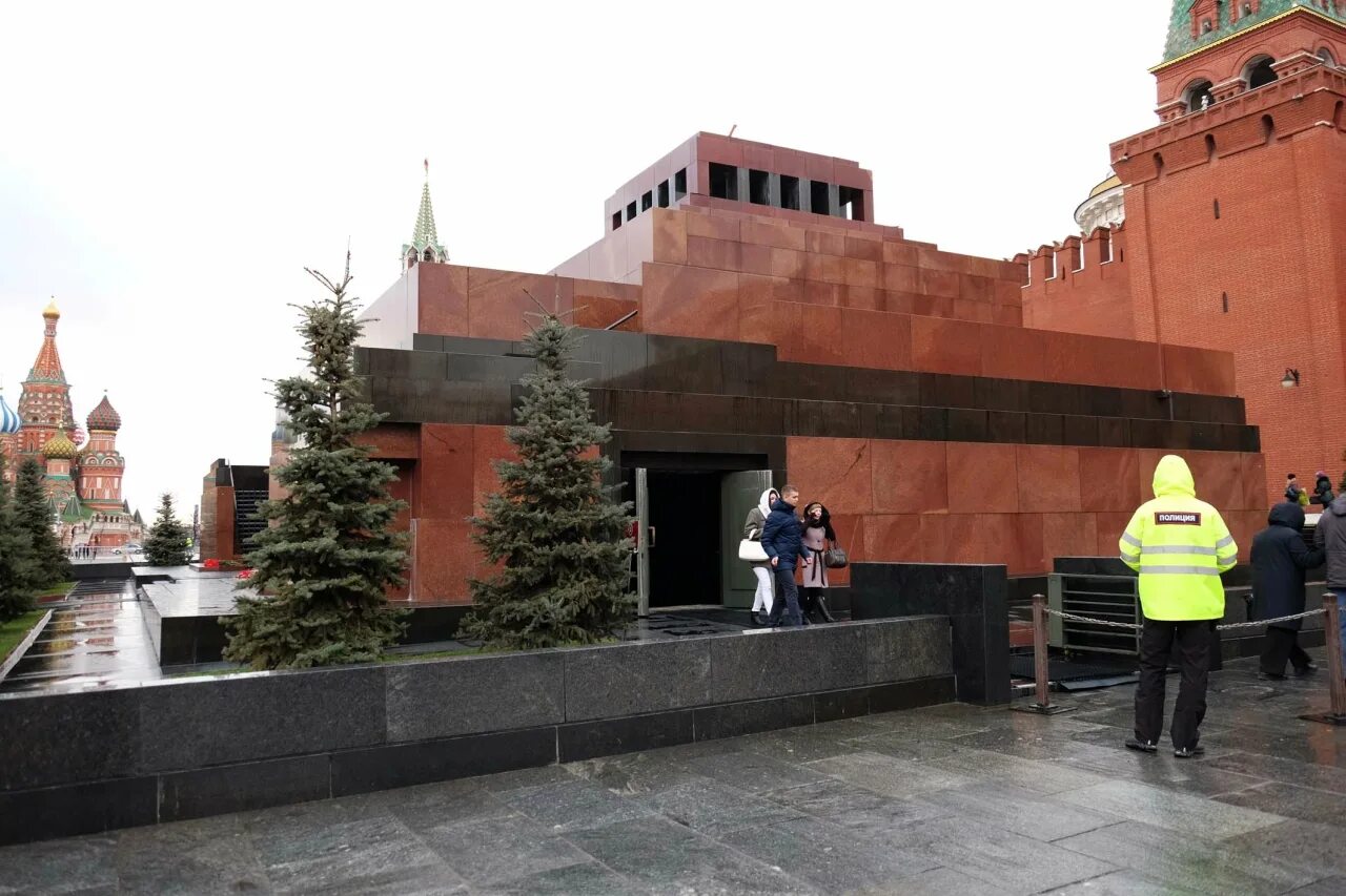 Сенатская башня некрополь Кремля. Некрополь у кремлёвской стены. Некрополь у кремлёвской стены красная площадь. Кладбище на красной площади в Москве мавзолей.