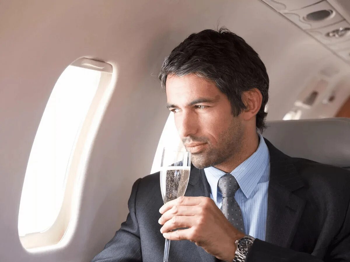 Пьют богатые люди. Успешный человек. Успешный мужчина. Мужчина в самолете. Богатый и успешный мужчина.