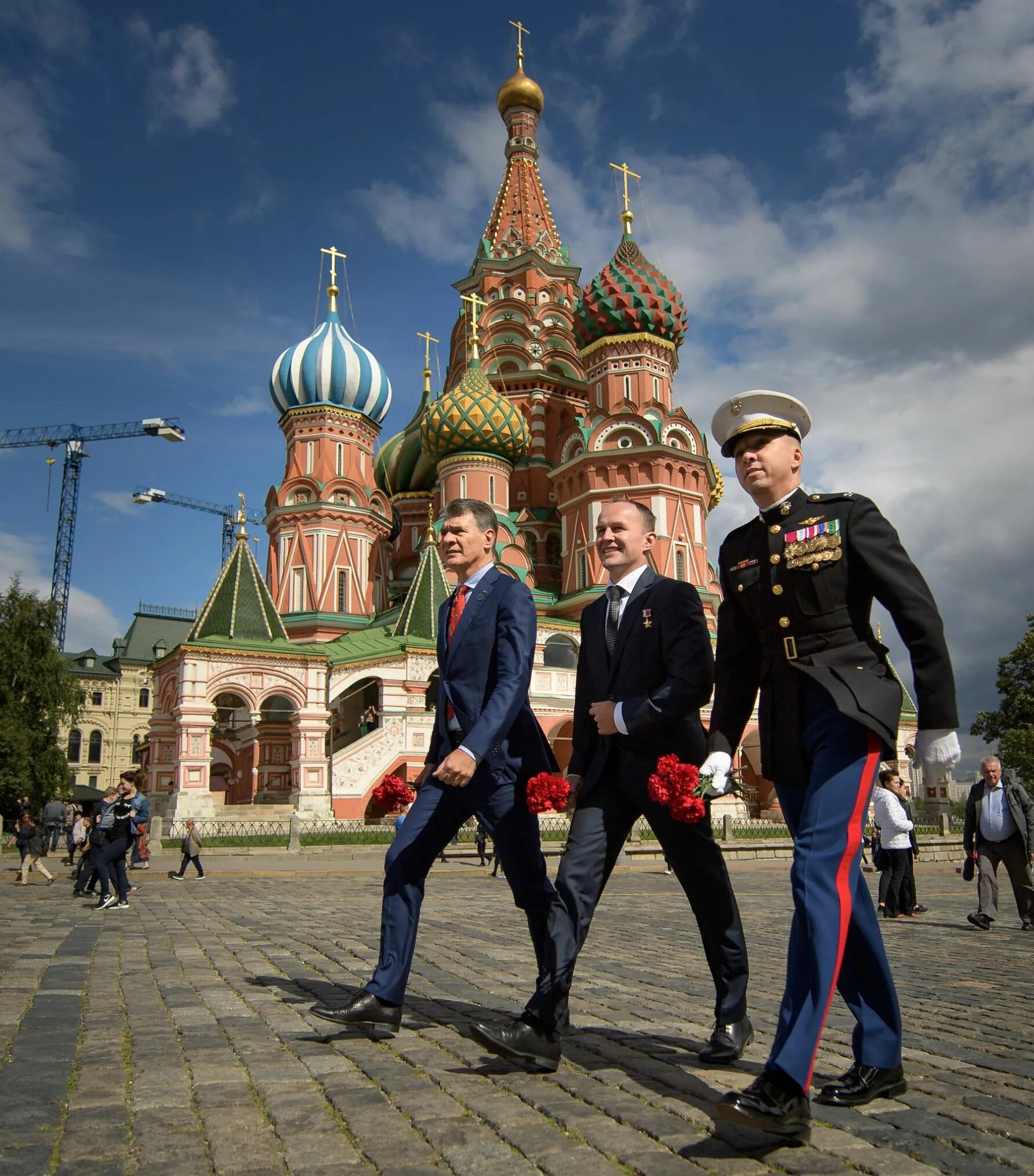 На красной площади собрались. Красная площадь. фотосессия на красной площади. танцы на красной площади. люди на красной площади.