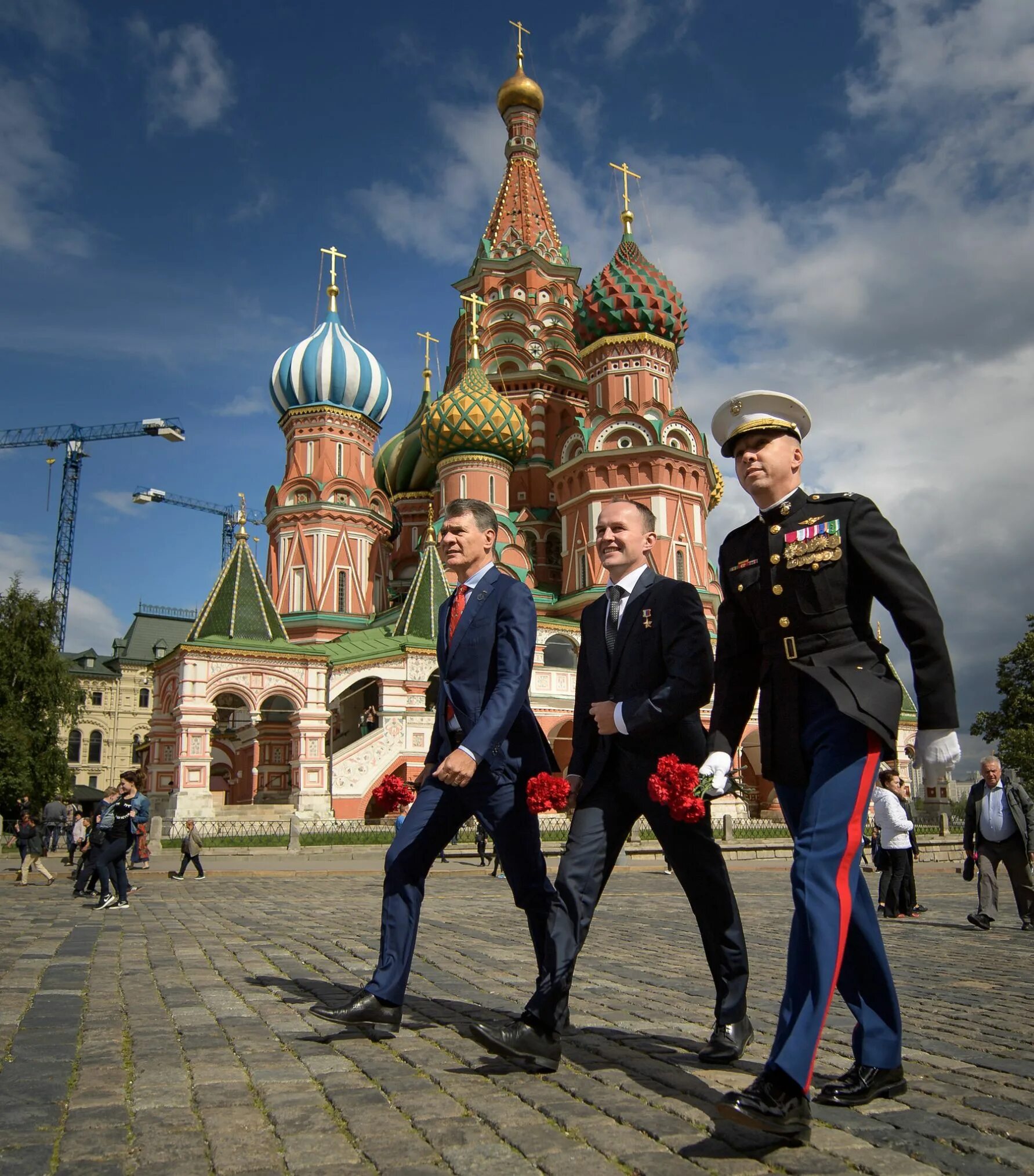 Что можно увидеть на красной. Красная площадь. Фотосессия на красной площади. Танцы на красной площади. Люди на красной площади.