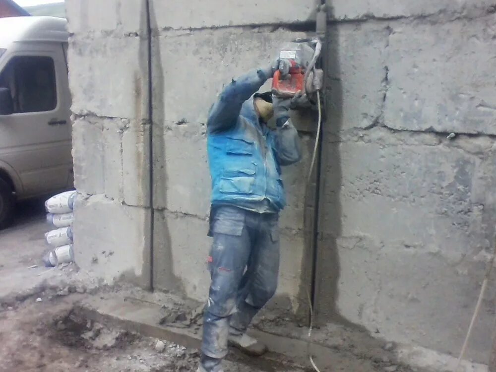 Демонтаж бетонной стены
