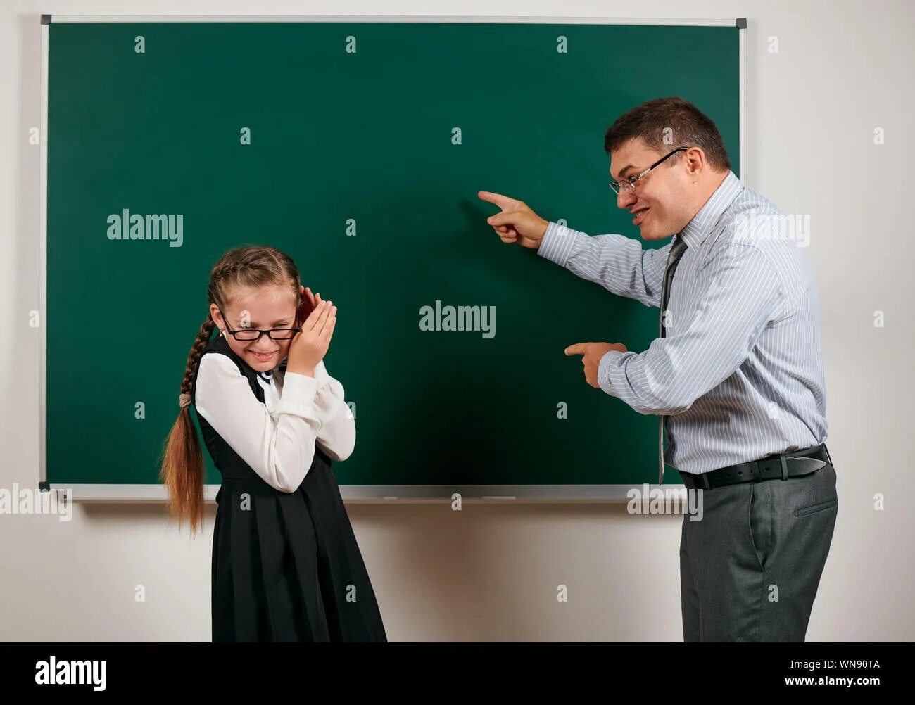 Our teacher insisted. Преподаватель кричит. Учитель кричит на детей начальной школы. Учительница кричит.