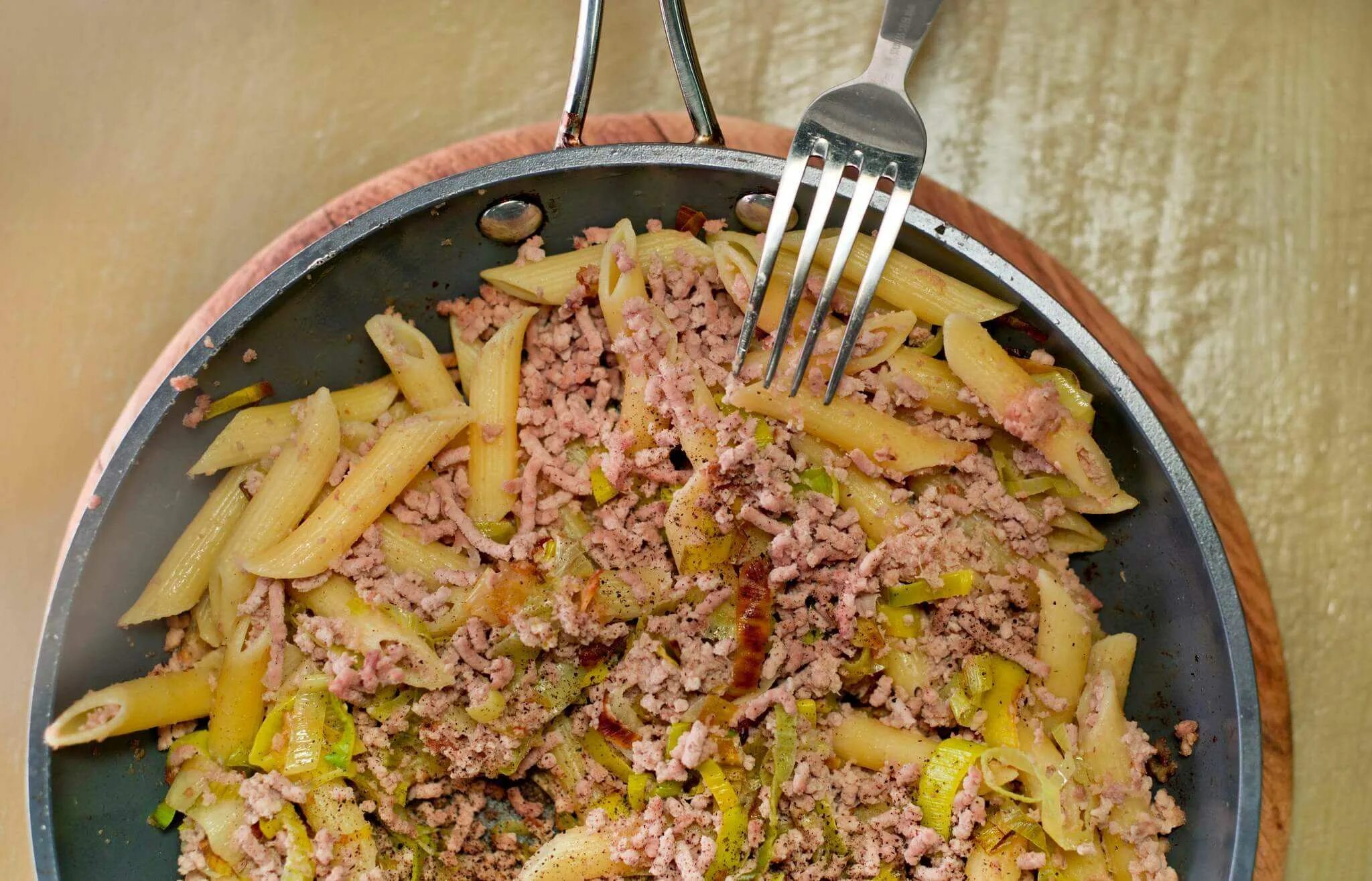 Как сделать макароны с фаршем на сковороде. Макароны по флотски с луком. макароны по-флотски с фаршем на сковороде. макароны по флотски в сковороде. макароны по флотски с индейкой.