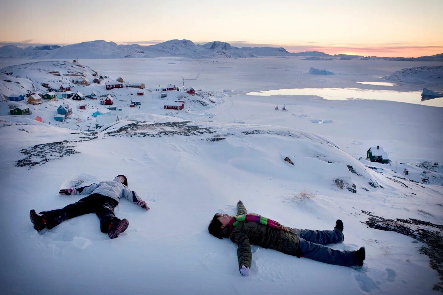Жизнь в гренландии. Жизнь в гренландии. Нуук гренландия население. Гренландии живут люди гренландия. Нуук частный сектор.