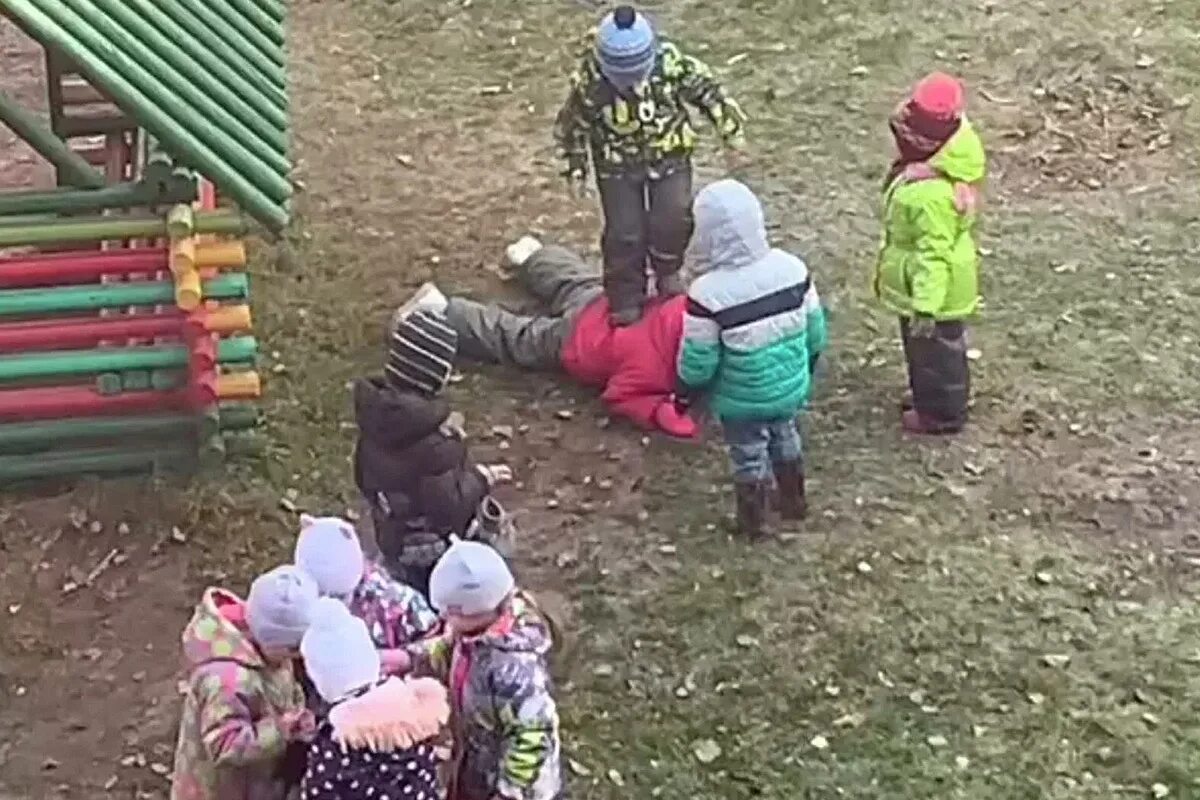 Девочка из сада. Мальчик толкают девочку в саду. Девочка в саду новости. Девочки в детском саду. Девочка в саду новости.