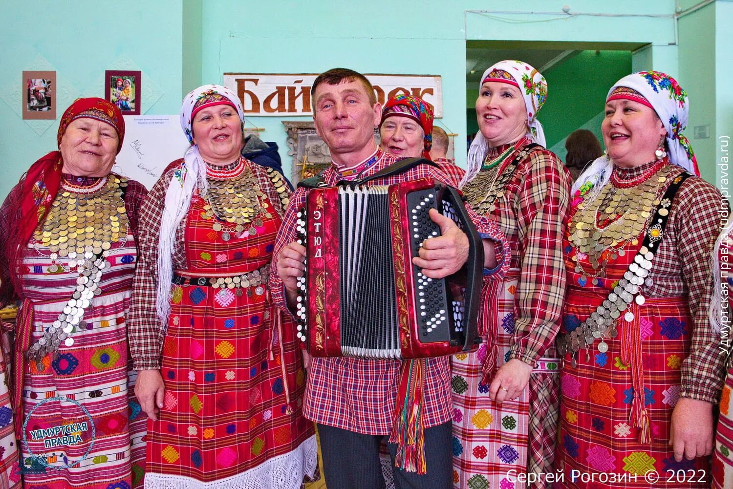 Байтеряковская. Финно-угорские народы. Байтеряково колхоз удмуртия. Удмурты финно-угорский народ. Байтеряково дома.