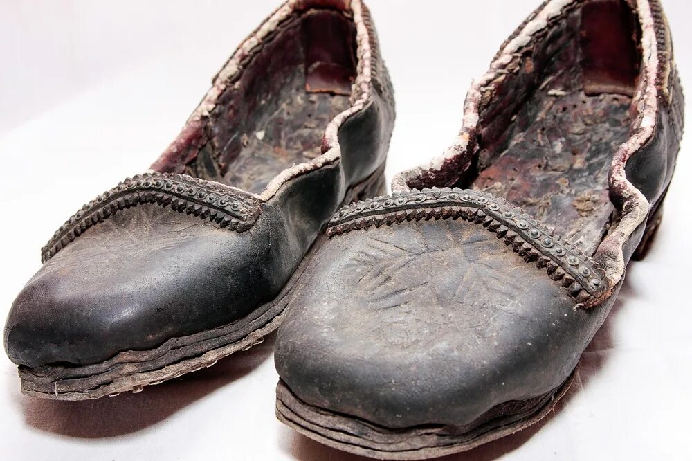 Виды обуви старые. Женская обувь castamer 1927. Крестьянская обувь 17 века. Старые туфли женские. Старинная кожаная обувь.