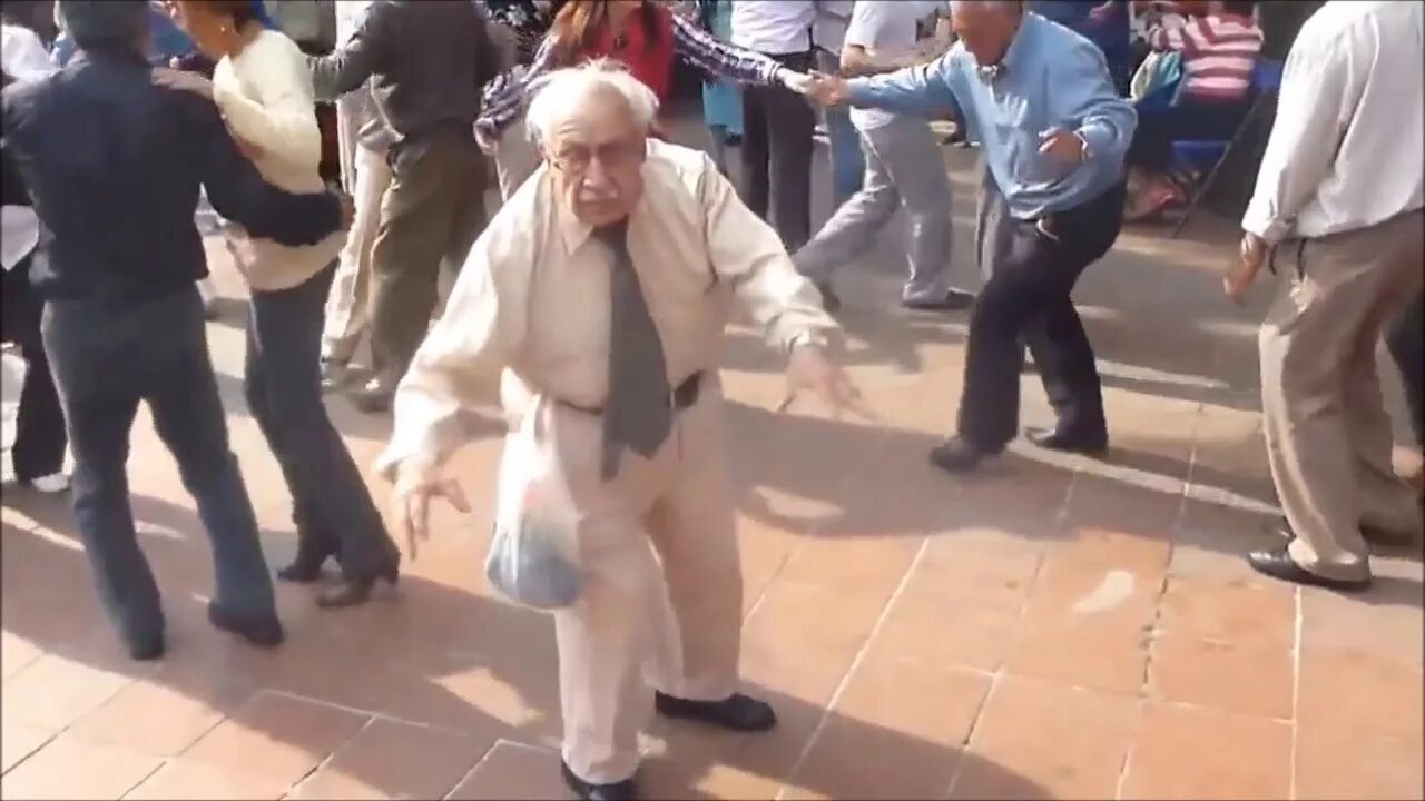 Дед жопастую. Старики на дискотеке. Старики танцуют. Танцующий дед. Дед танцует.