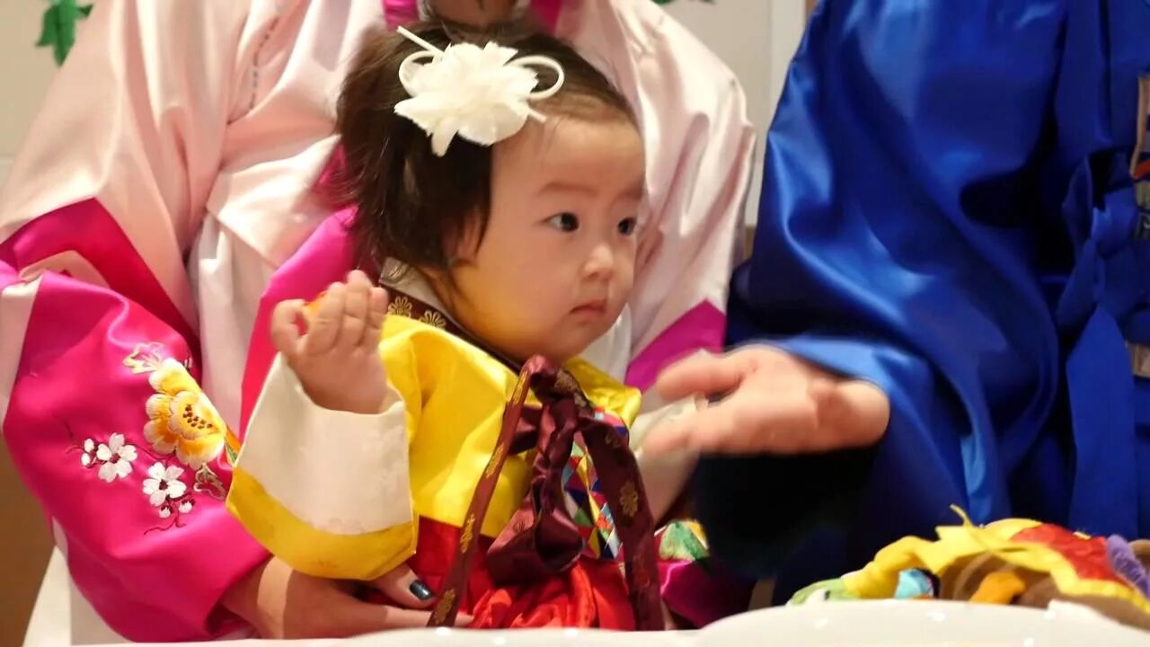Корейский год ребенку. Корейский Асянди 1 годик. Ханбок на Асянди. Корейский праздник первого года ребёнка. Ханбок мальчиков корейский Асянди.
