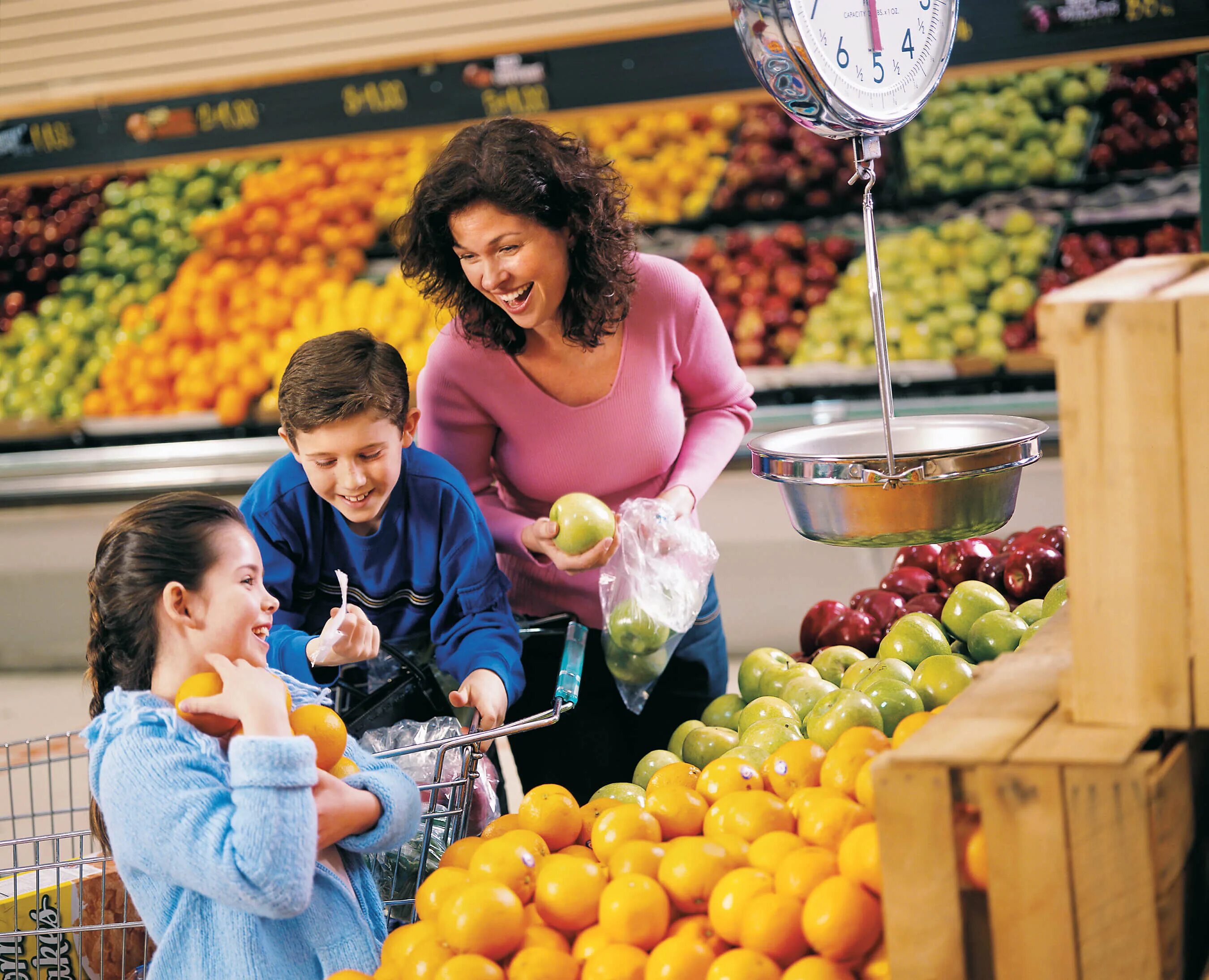 Крупные покупки в семье. Семья в супермаркете. Магазин овощи фрукты. Семья на рынке. Рынок покупателя.