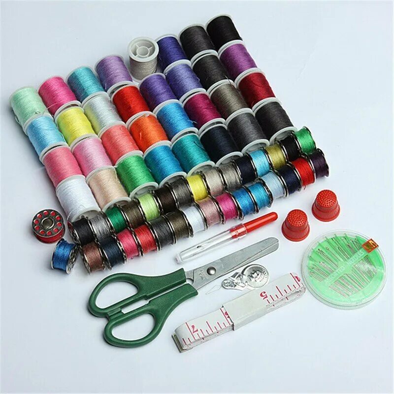 фон рукоделие. набор ниток для шитья. ножницы для ниток. набор ниток и иголок. ткань и нитки.