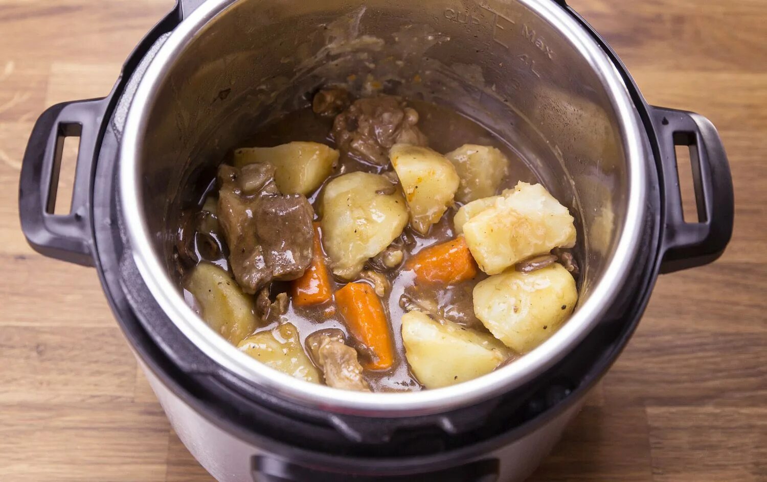 Как потушить мясо с картошкой в кастрюле. Картошка с мясом в кастрюле. тушёная картошка с мясом в кастрюле. тушеный в кастрюле. мясо с картофелем в сотейнике.