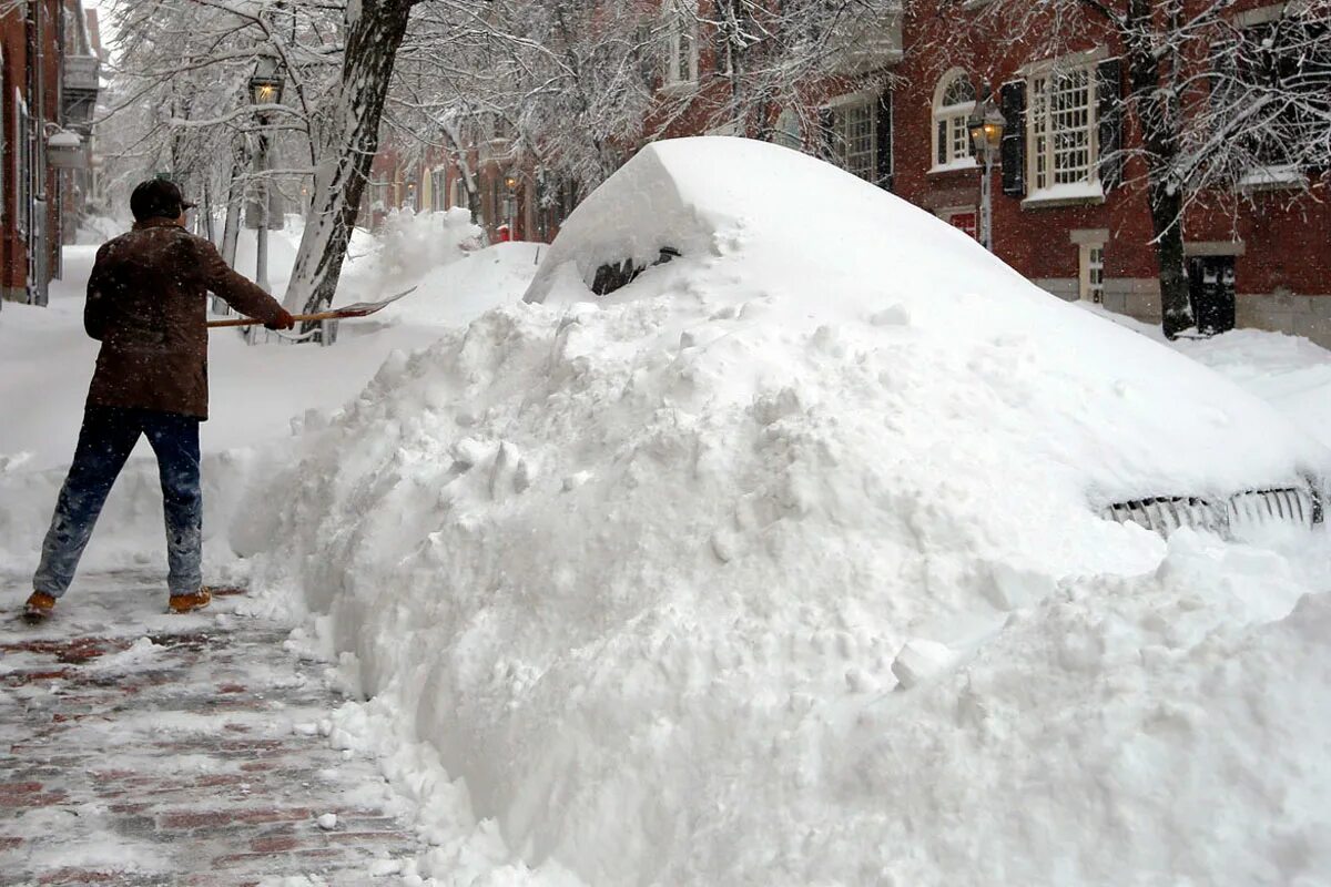 Высокие сугробы. Много снега. Завалило снегом. Зима много снега. Машина под снегом.