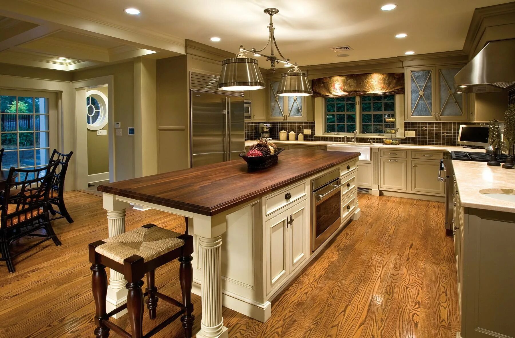 Кухни рабочий поселок. Кухни рабочий поселок. Кухня в стиле farmhouse. Рабочая зона на кухне. Красивая уютная кухня.