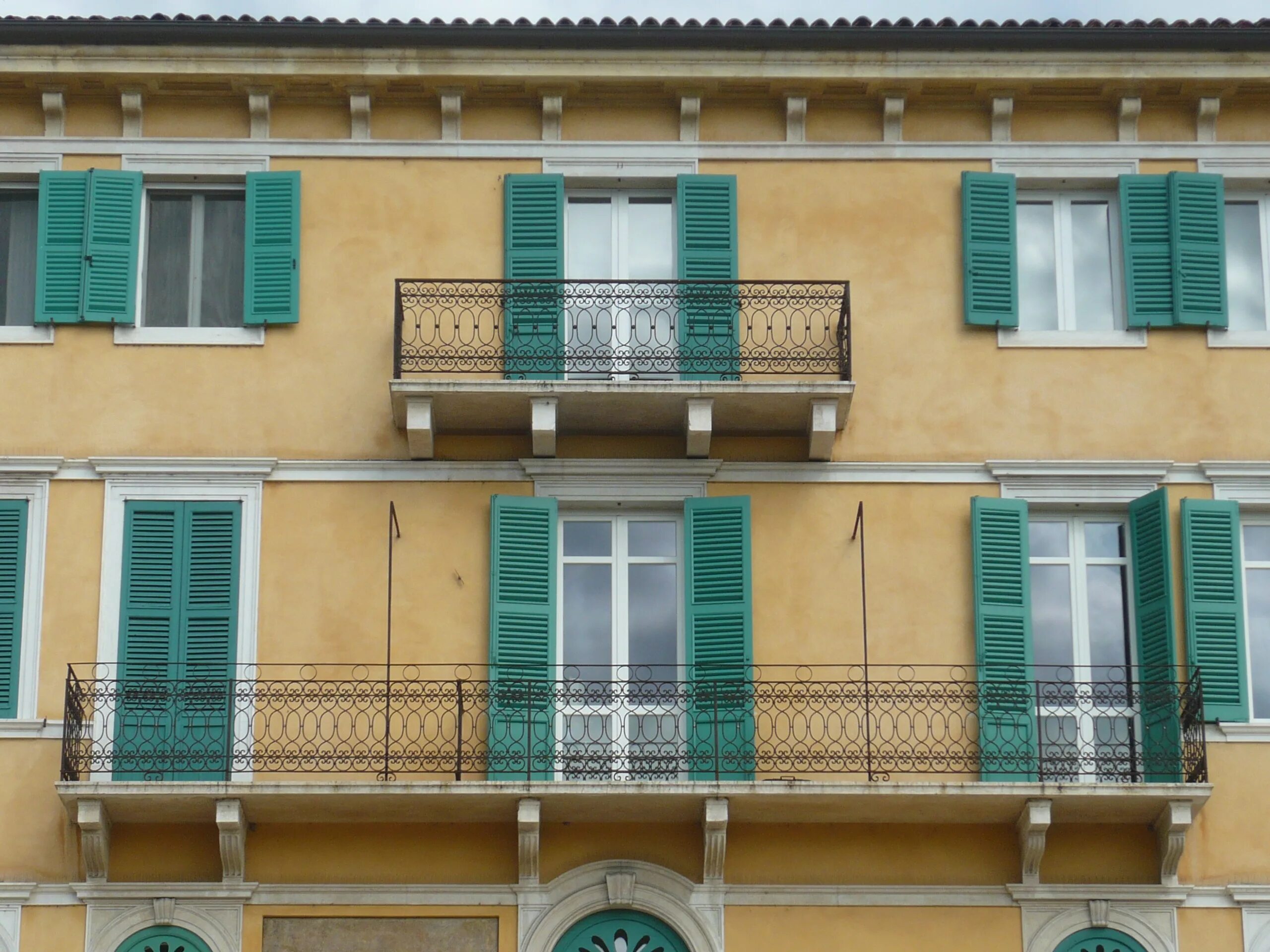 Балконы в Италии. Итальянский балкон. Балкон фасад. Итальянский балкончик. Лоджии здание
