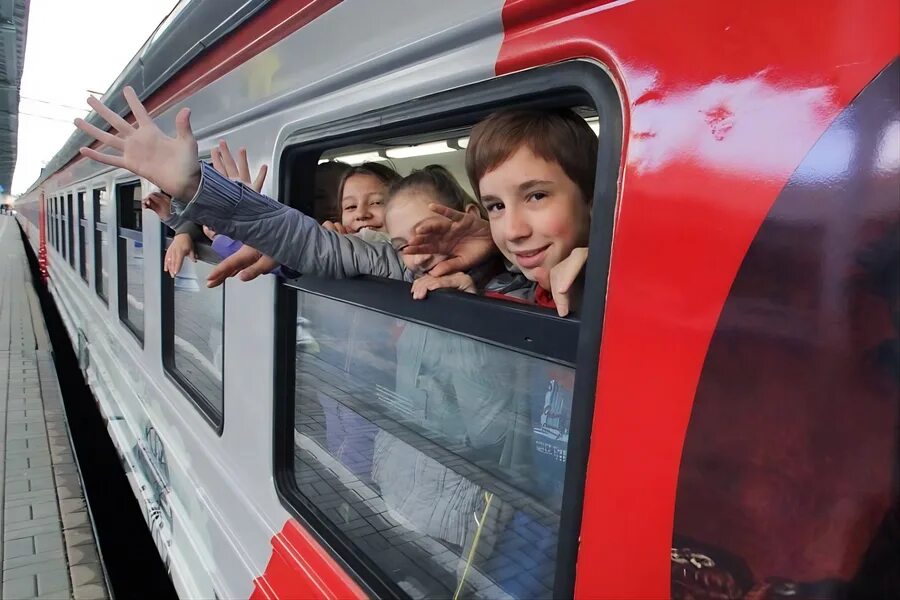 Поезд едет на человека. Путешествие на поезде семьей. Дети в окне поезда. Дети едут в поезде.