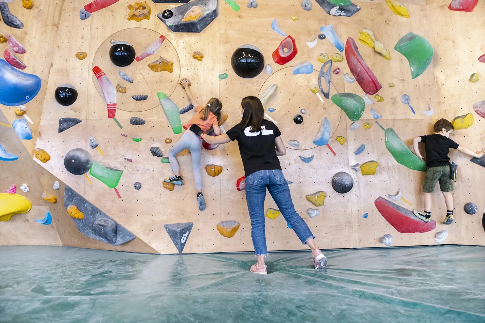 Скалодром москва цены. Клайм Лаб скалодром. Climb Lab скалодром в Москве. Скалодром в школе. Школа скалодром для детей.