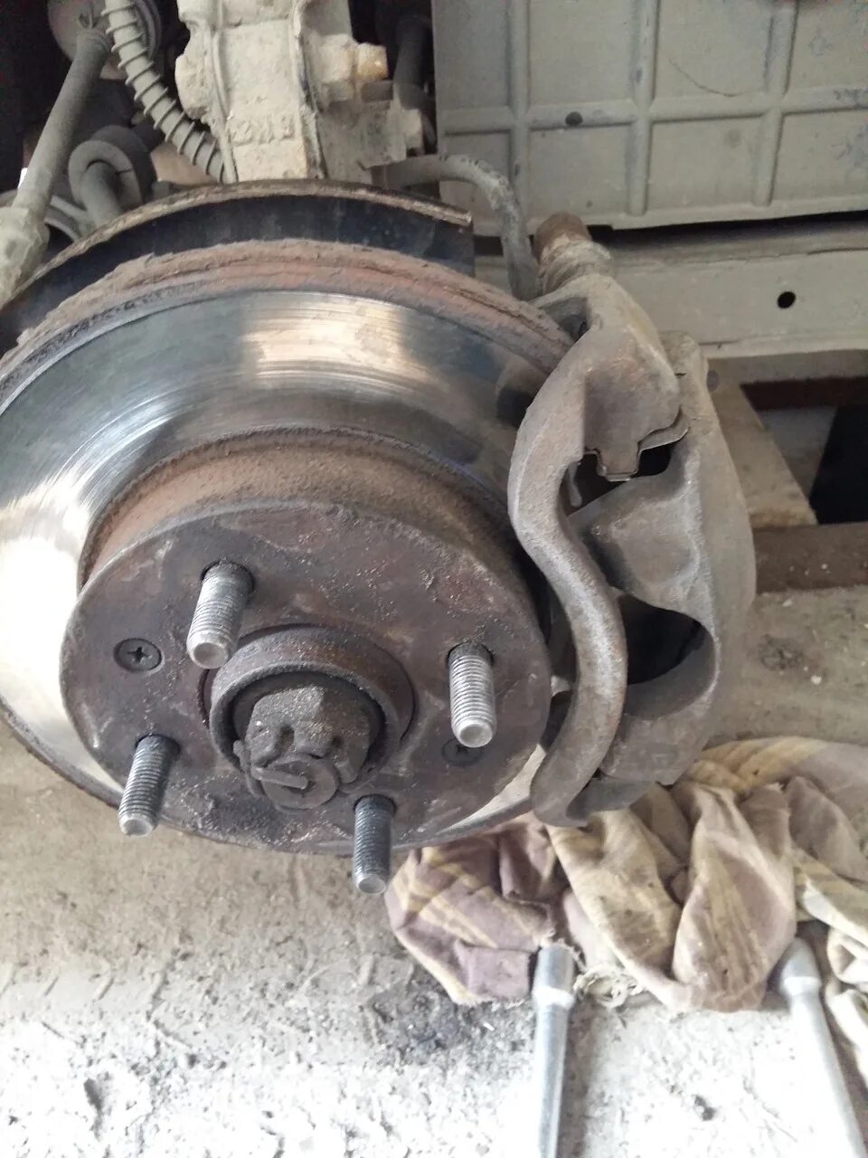 Замена колодок акцент тагаз. Задние тормоза hyundai accent 2007. Хендай акцент задние тормоза на 203. Тормоза передние hyundai accent. Задние тормоза хундай акцент.