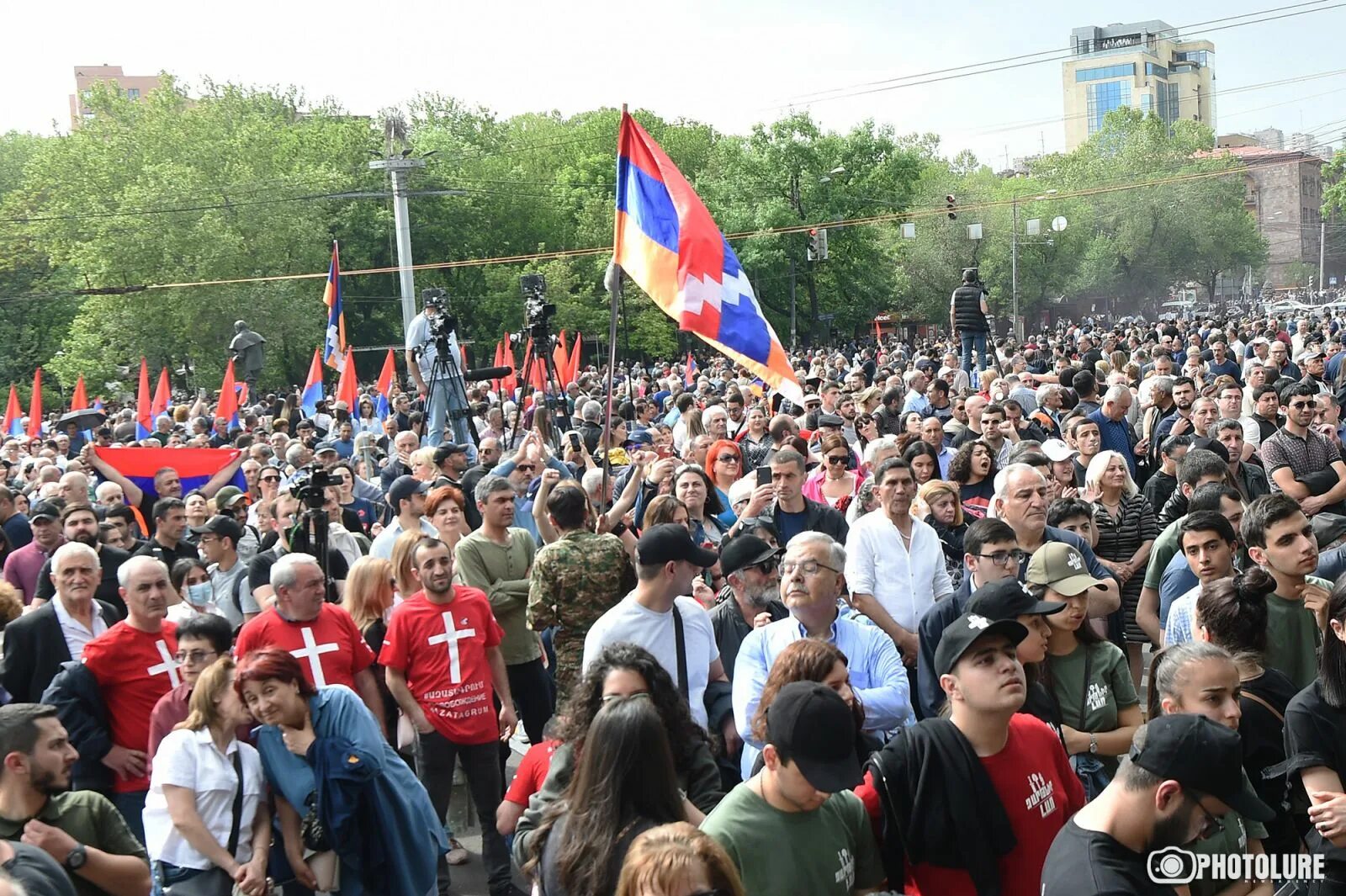 Армения против россии последние. Митинги в Армении 2022. Армения митинги оппозиции 2022. Митинг в Ереване площадь Франции. Митинги в Армении сейчас 2022 года.