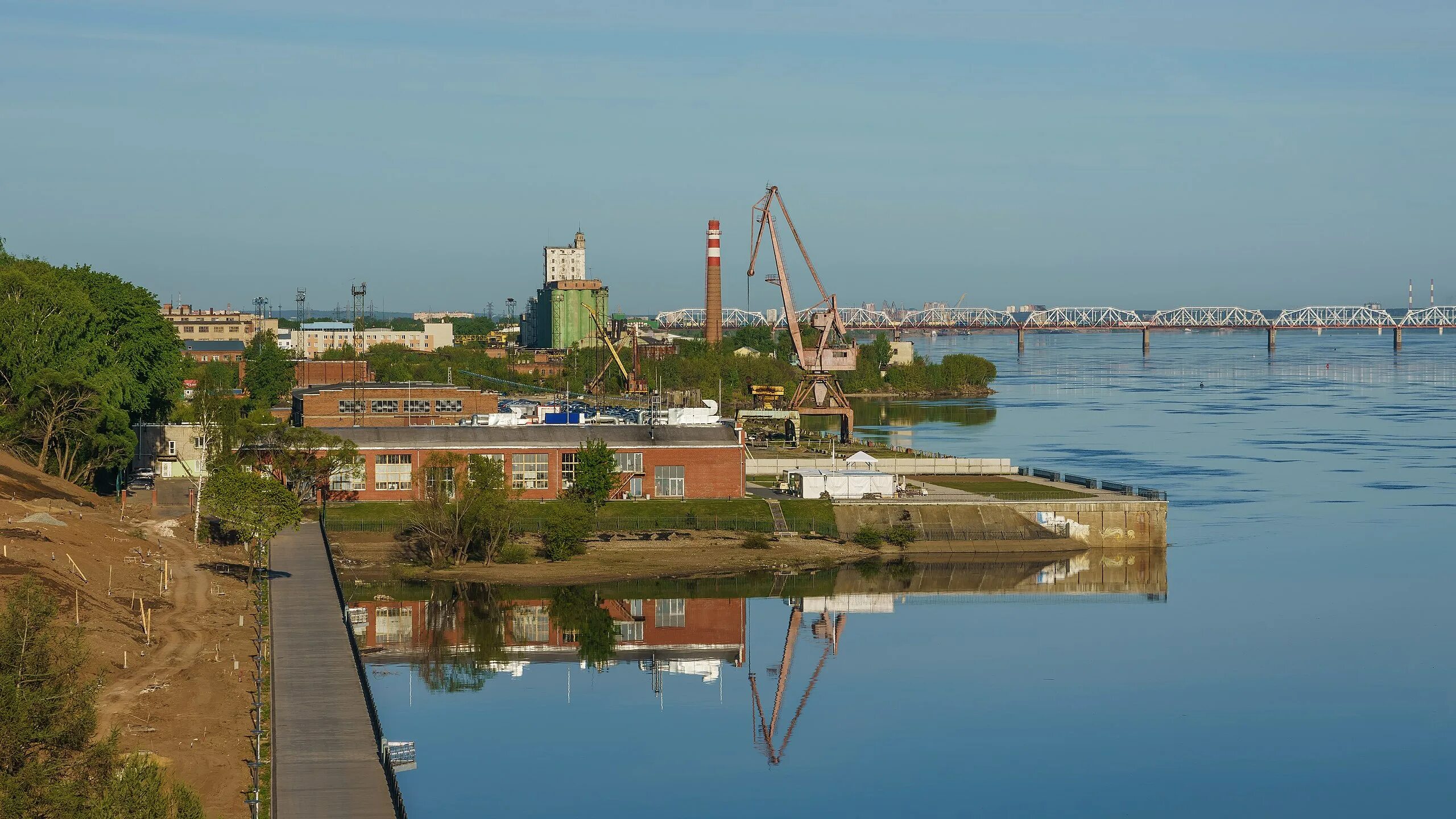 Порт кама. Река Кама Нефтекамск. Порт Соликамск. Река Кама в Соликамске. Речной порт Кама.