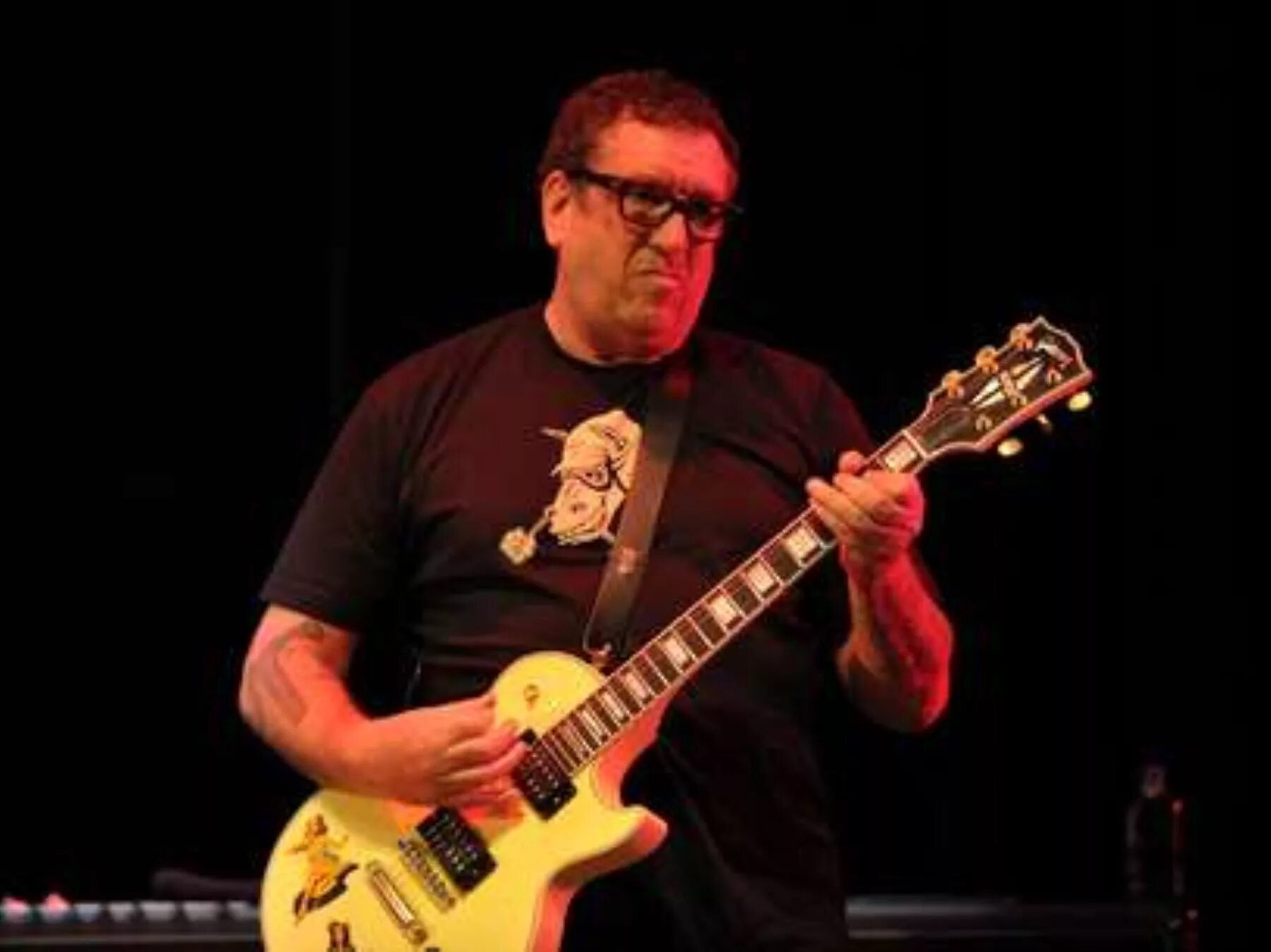 Steve jones. Стив джонс. стив джонс (музыкант). стив джонс гитарист. steve jones 1975.