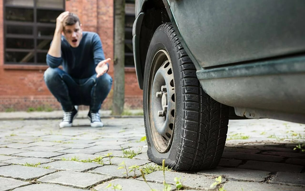Спущенное колесо. Накачай колеса. Спущенное колесо оптима. Автомобиль с приспущенными колесами. Автомобиль с приспущенными колесами.