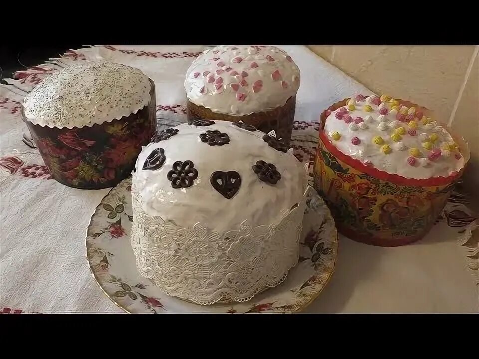 Ютуб пасхи. Маковые куличики с лимонной глазурью к пасхе. Ецо. Кулич с голубой глазурью. Красивое куличи с крашеными яйцами.