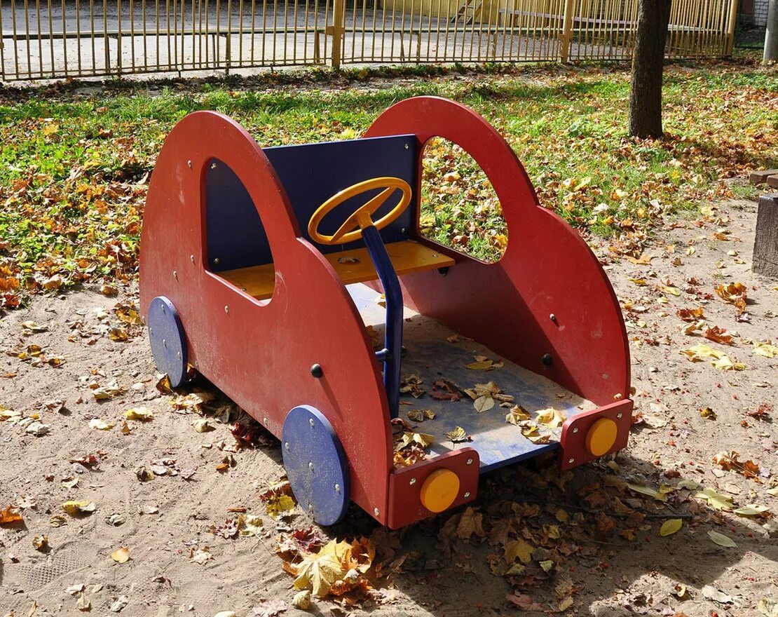 Машина в детский сад на площадку. Машинка на детскую площадку. Трактор из колес для детской площадки. Машинка из дерева для детской площадки. Машинка в детский сад на площадку.