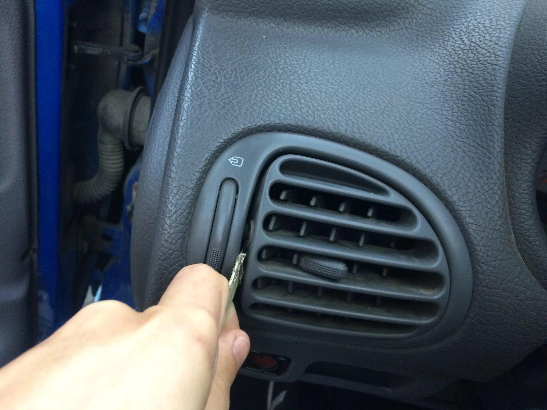 Дефлектор обдува салона туарег 2011. Дефлектор воздуховода тойота королла е120. Дефлектор воздуховода киа рио 3. Дефлектор потока воздуха ваз 2114. Обдув боковых стекол ваз 2170.