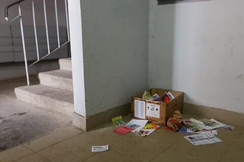 Подростки разбросали в подъезде чужого дома