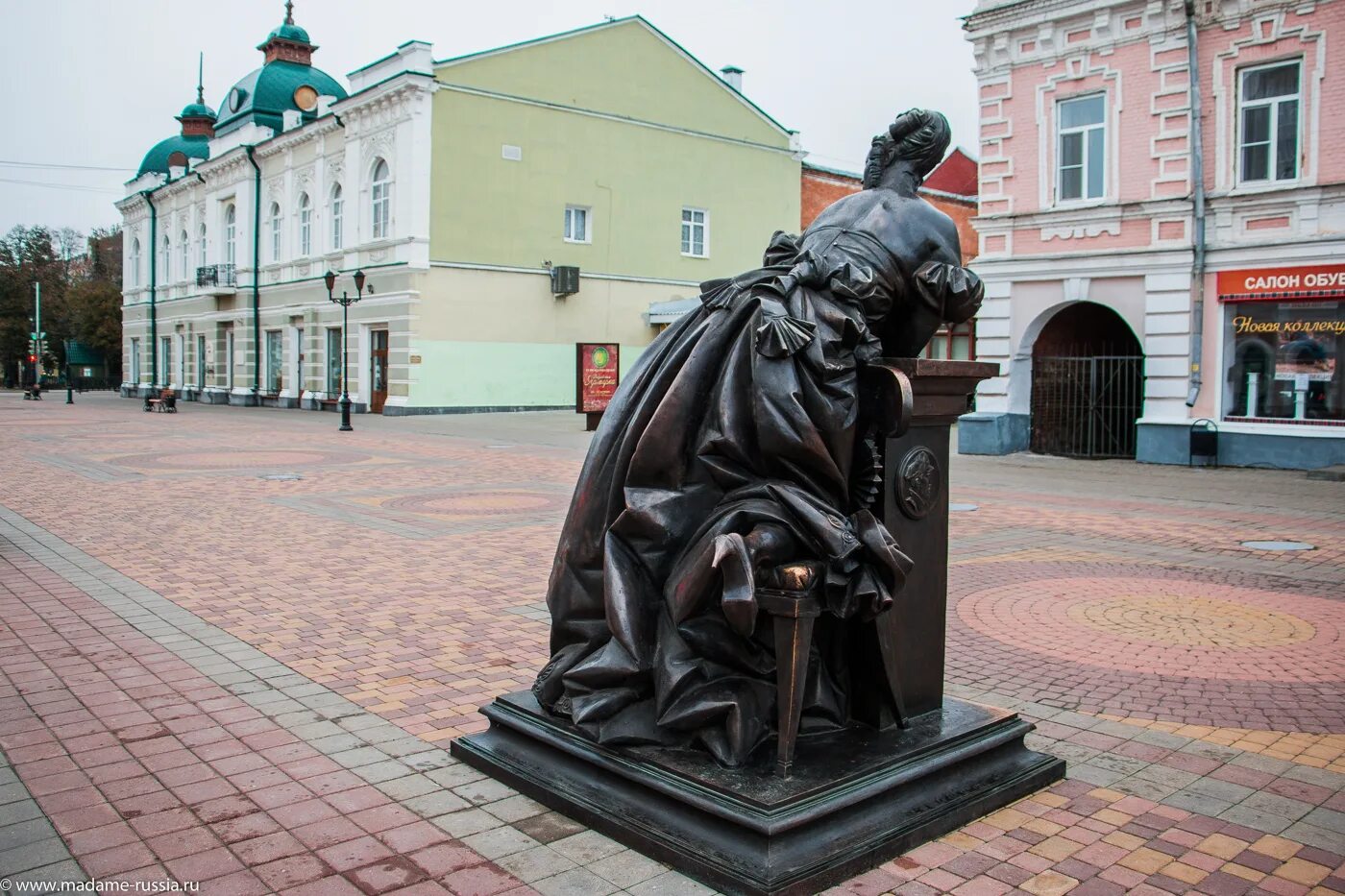 Тамбов скульптура казначейша. Тамбовская казначейша лермонтов памятник. Памятник казначейше в тамбове. Тамбовская казначейша тамбов. Памятник тамбовская тамбовская казначейша.