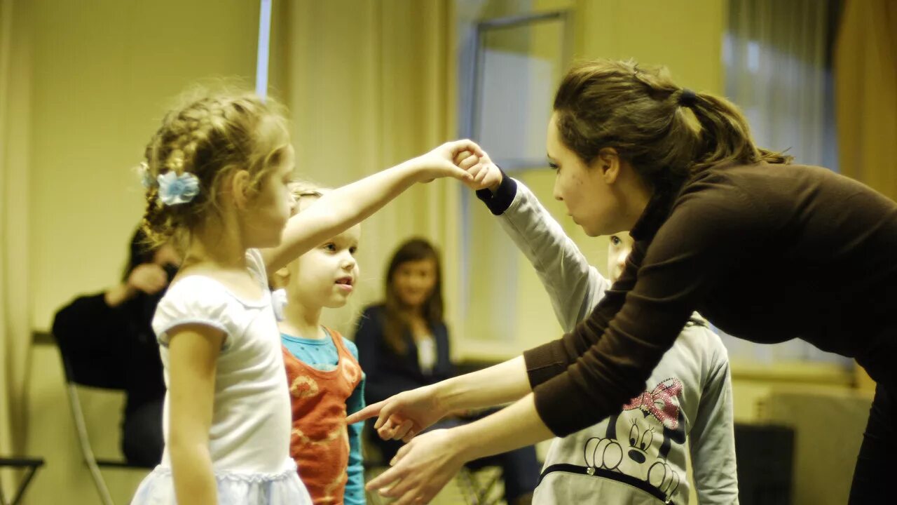 педагог театрального кружка. педагог театрального кружка. театральная студия дети райка, пушкино. театральный кружок для детей. педагог театрального кружка.