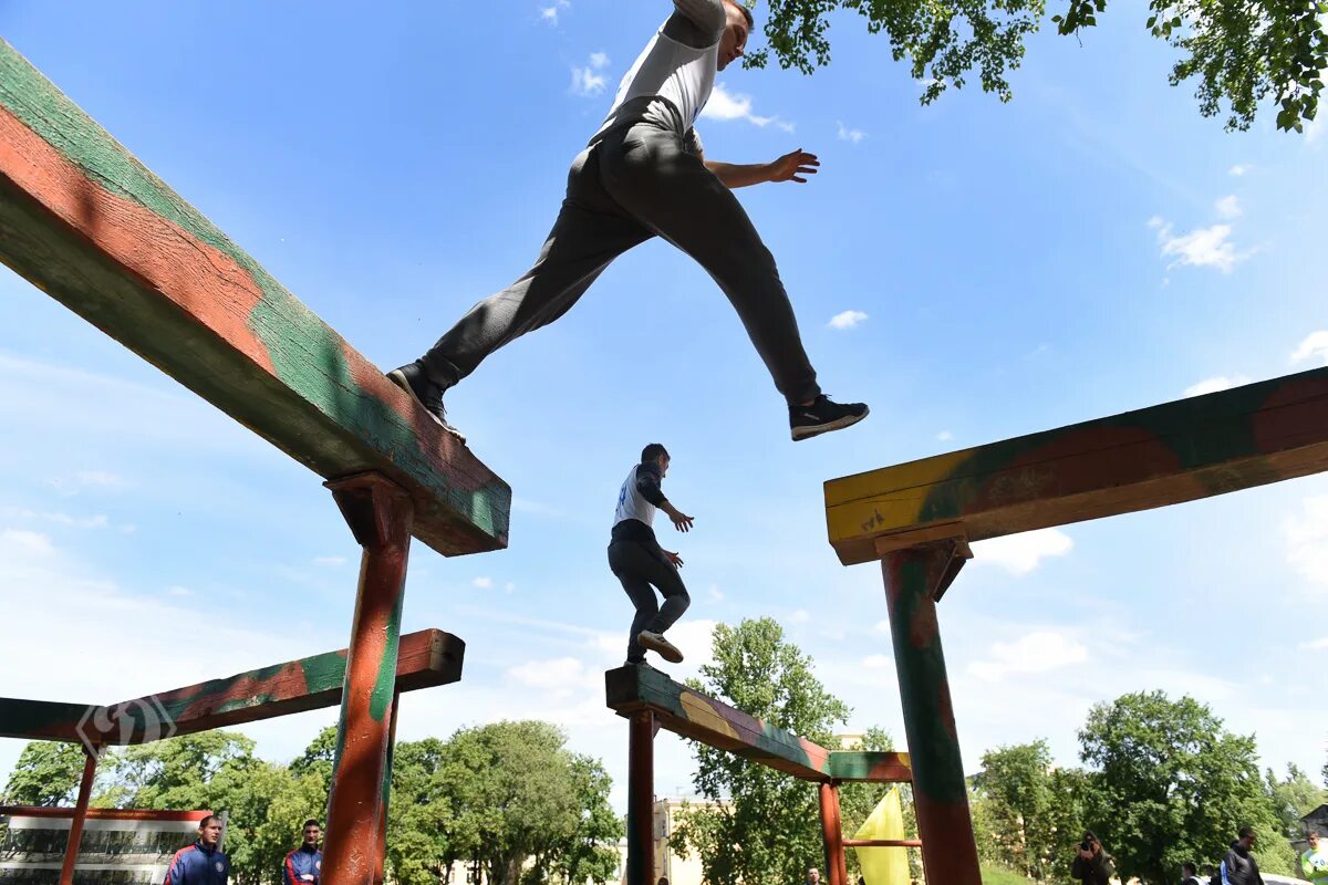 полоса препятствий спб для взрослых. преодоление полосы препятствий. игра про зомби бегущих полосу препятствий. полоса препятствий. полоса препятствий спартакиада доу.