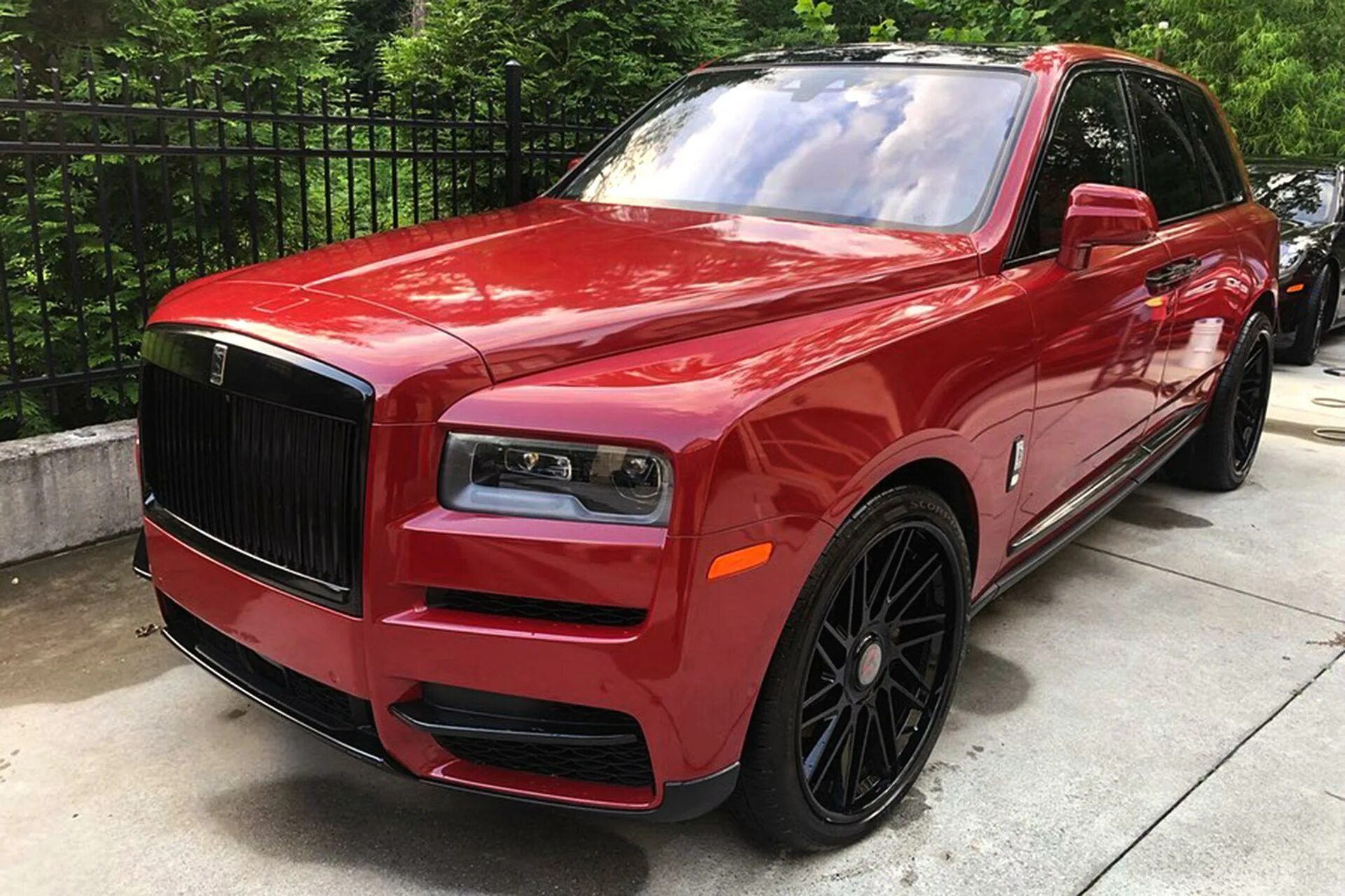 Роллс ройс калинан. Роллс Ройс Куллинан. Rolls Royce Cullinan красный. Роллс Ройс Куллинан мансори 2022. Rolls-Royce Cullinan 2019.