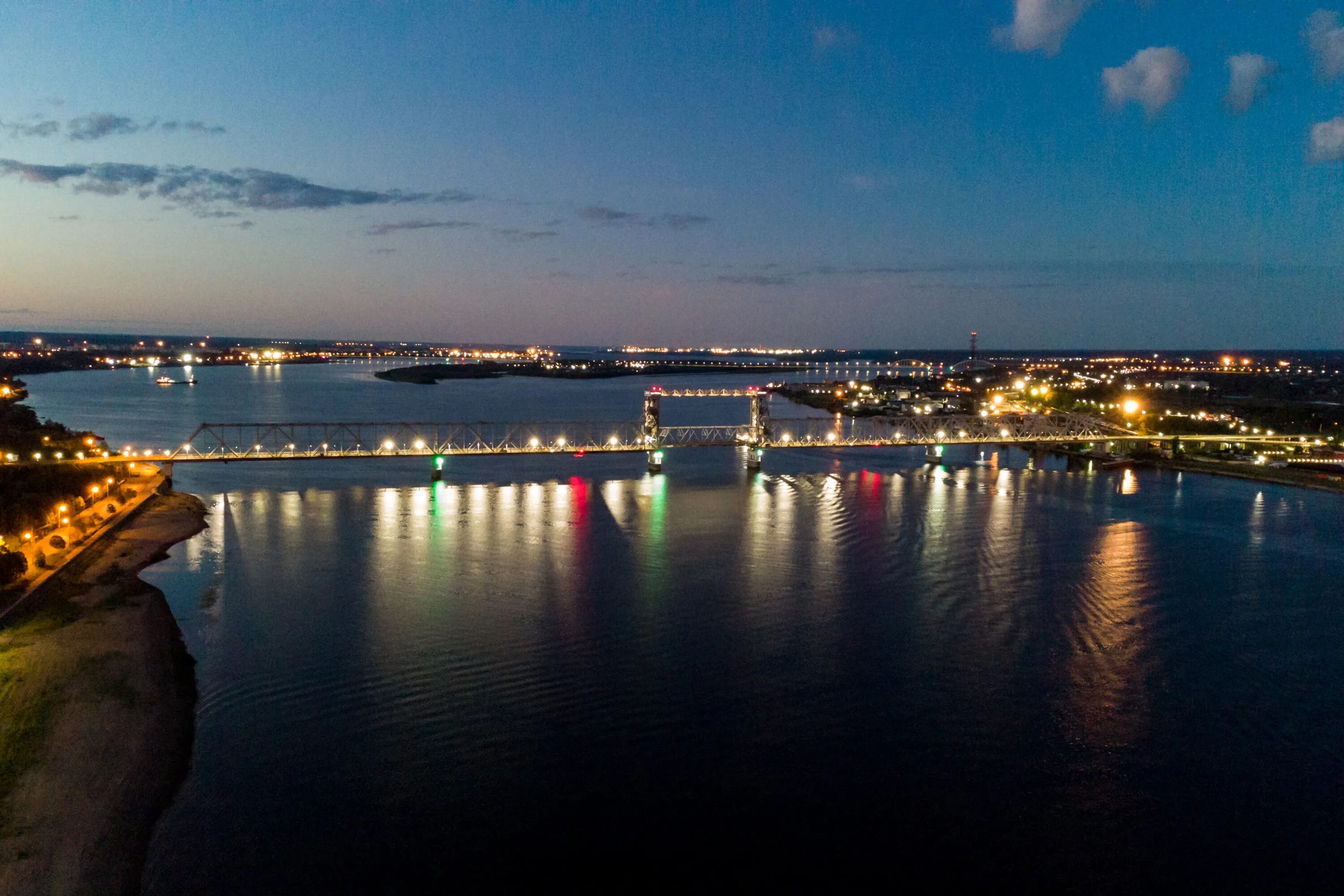 разводят мосты в архангельске сегодня ночью. разводные мосты в архангельске. развод мостов в архангельске. тучков мост ночью. график закрытия моста в архангельске.