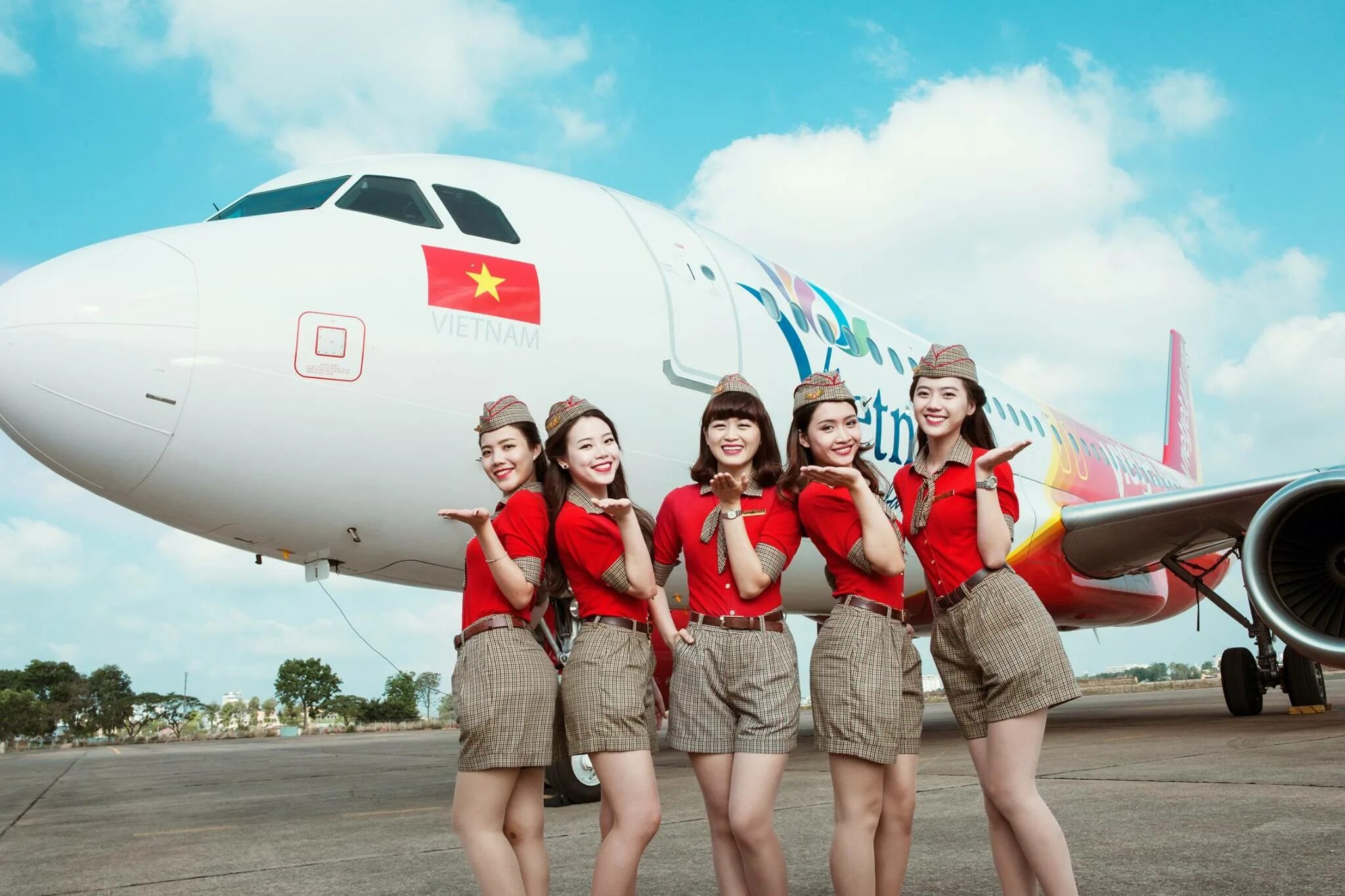 Вьетнам Эрлайнз стюардессы. Vietjet Air стюардессы. Вьетнамская авиакомпания Vietjet. Вьетнам Эйрлайнс стюардессы. Авиакомпания сунь вынь фото