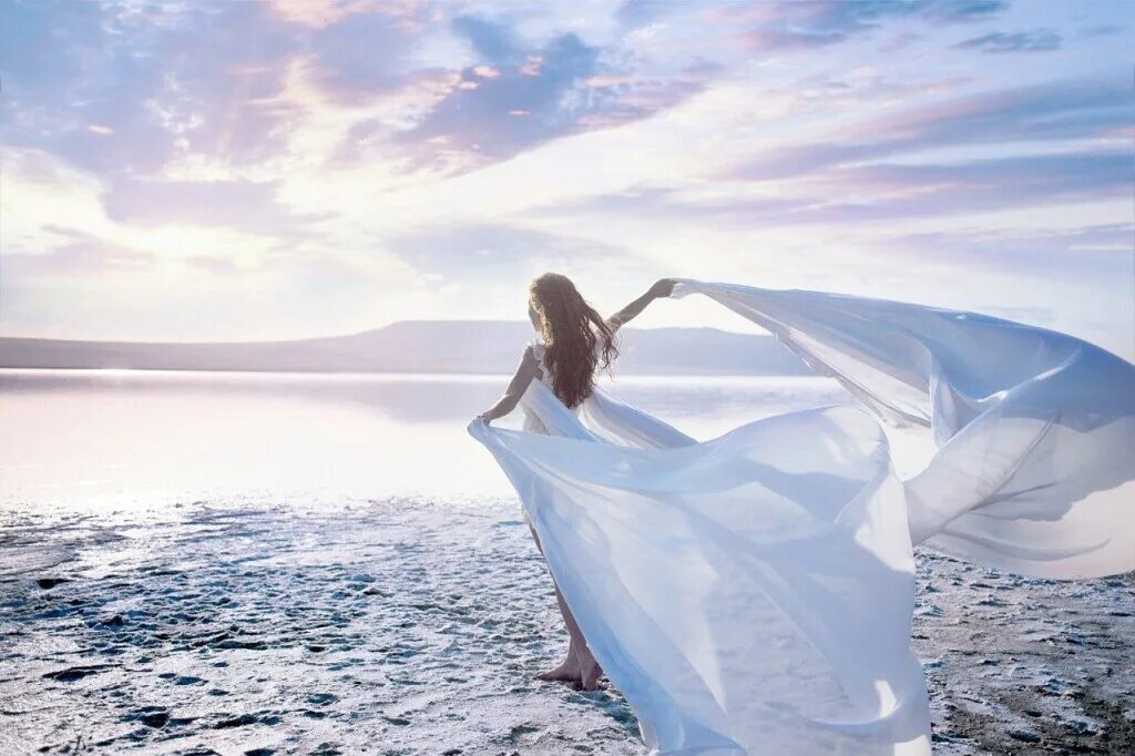 Я в потоке могу просто. Девушка-море. Девушка в белом платье. Платье развевается на ветру. Платье развивается на ветру.