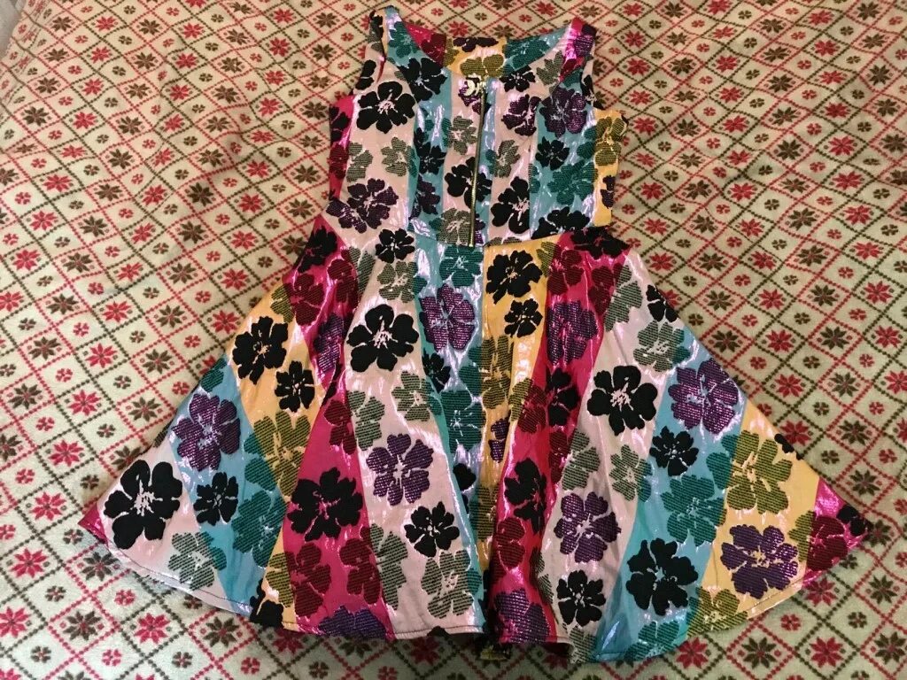 Самое старинное свадебное платье надела американка эллисон шеллито. Секонд хенд одежда. Куда можно продать платья. Текстилика платье 1500. Оптовый склад одежды.