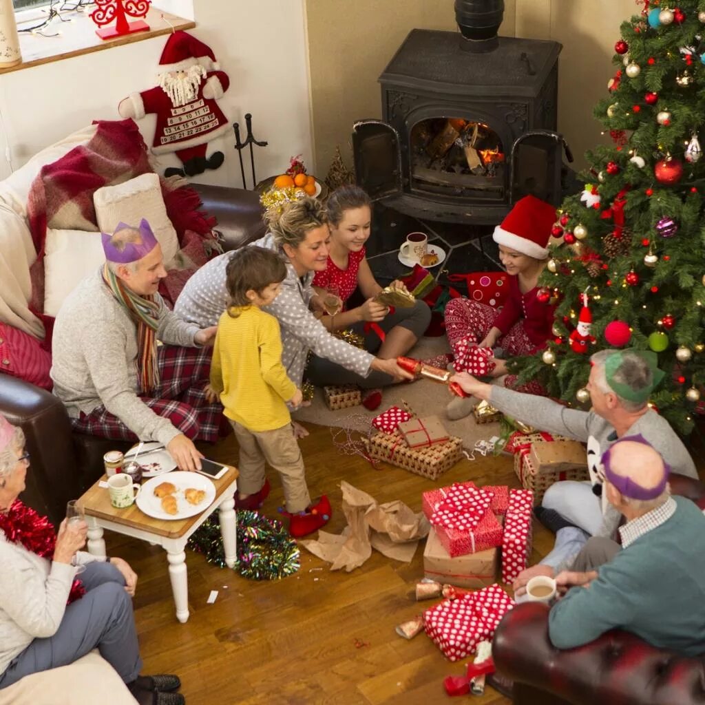 Новый год семейный праздник. Новогодний праздник для всей семьи. Новогодние развлечения для детей. Рождество семейный праздник. Новогодние игры в кругу семьи с детьми.