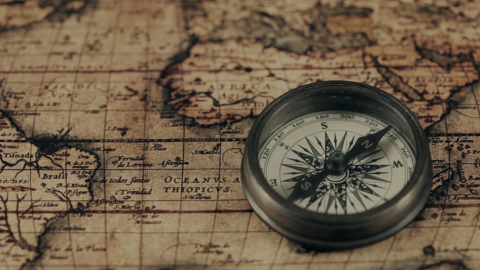 Старинный компас. Старинные морские карты. Компас на старых картах. Компас на карте. Карта лежит на столе