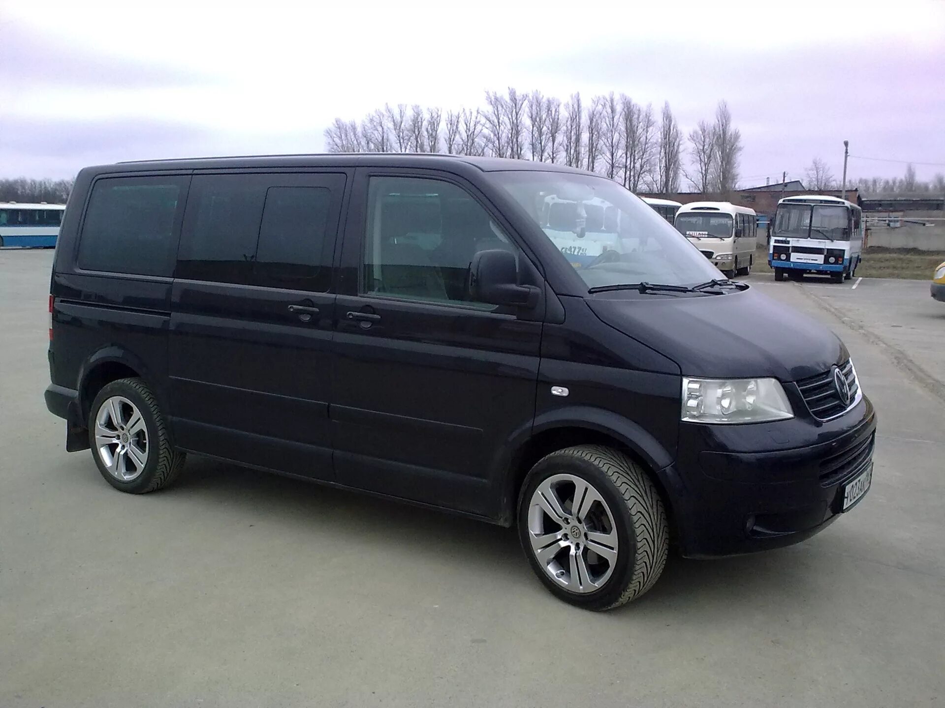 Фольксваген т5 2005. Multivan t5 r18. Фольксваген Мультивен т5. Volkswagen Multivan t5 2005 года. 235/55 R18 на Фольксваген т5.