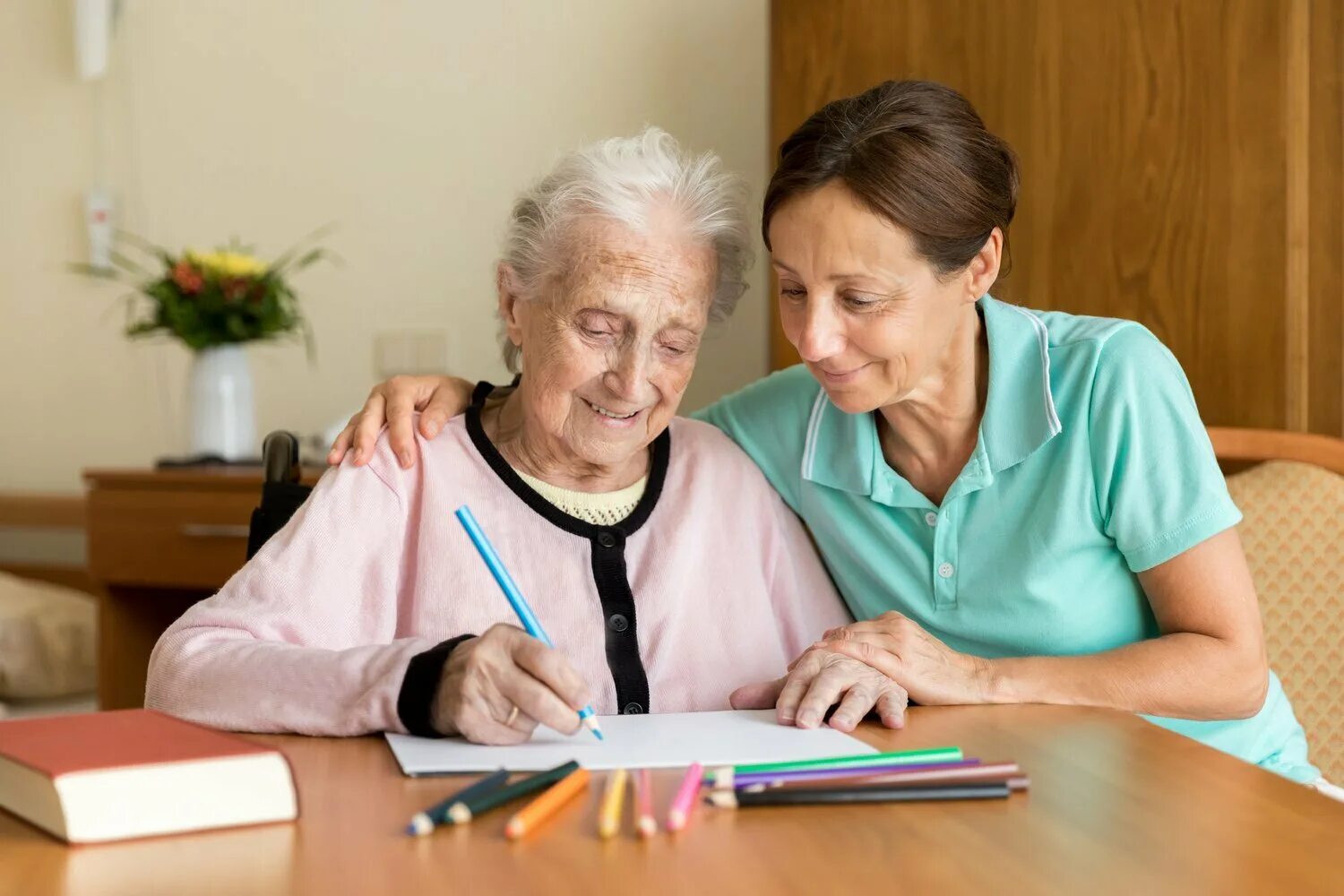 Обучение уходу родственников пациента. Пансионат для пожилых с болезнью Альцгеймера. Пожилые люди. Пожилые люди с Альцгеймером. Занятия для пожилых людей.