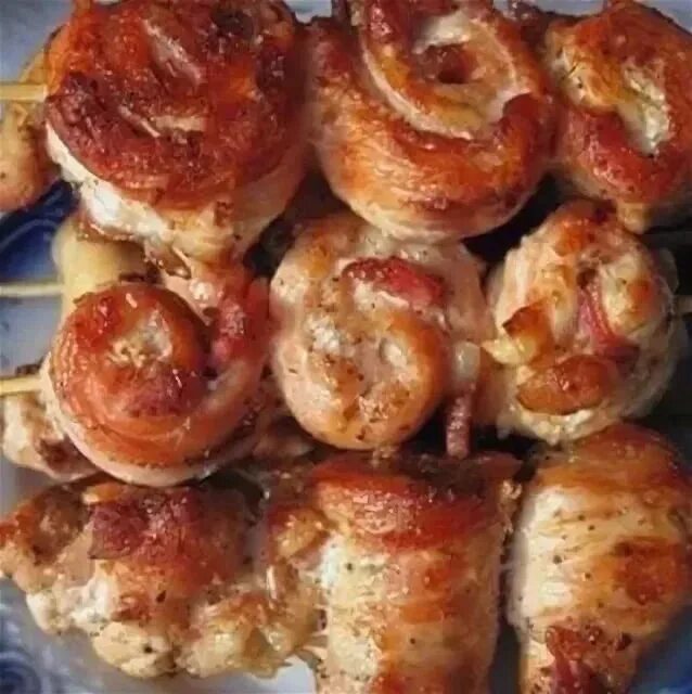 Курица на шпажках с беконом. Шашлык куриный. шашлык из куриной грудки и бекона на шпажках. шашлык курица в беконе. куриные шашлычки с беконом.